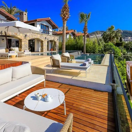 别墅 Luxury Seafront Within Walking Distance To The 卡尔坎