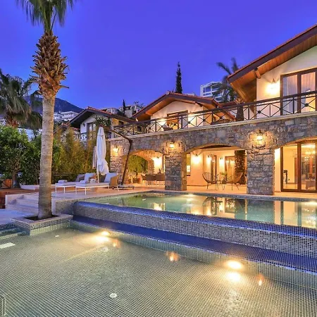 Luxury Seafront Within Walking Distance To The