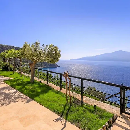 Luxury Seafront Within Walking Distance To The