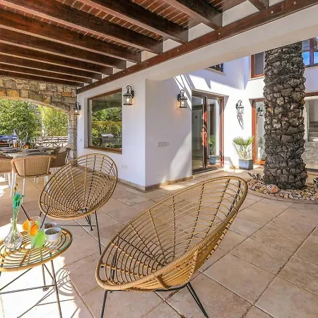 Luxury Seafront Within Walking Distance To The ヴィラ *