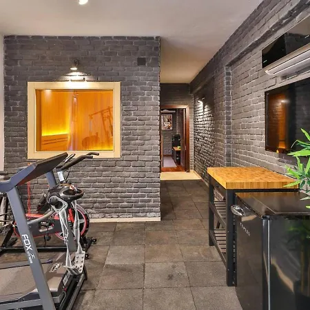 Luxury Seafront Within Walking Distance To The