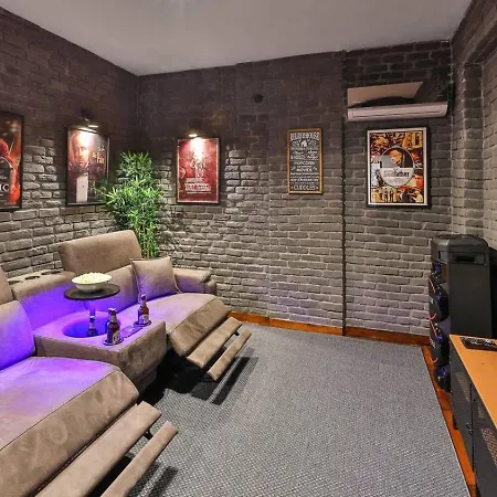 Luxury Seafront Within Walking Distance To The