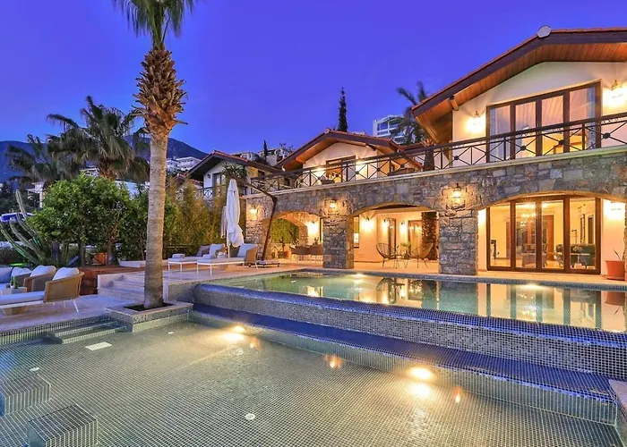 Luxury Seafront Within Walking Distance To The