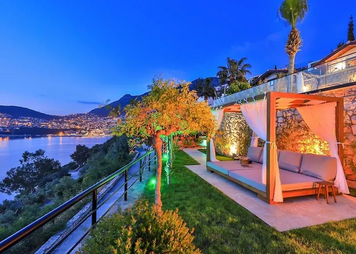 Luxury Seafront Within Walking Distance To The 别墅