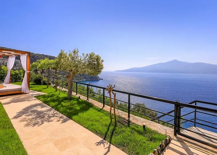 Luxury Seafront Within Walking Distance To The