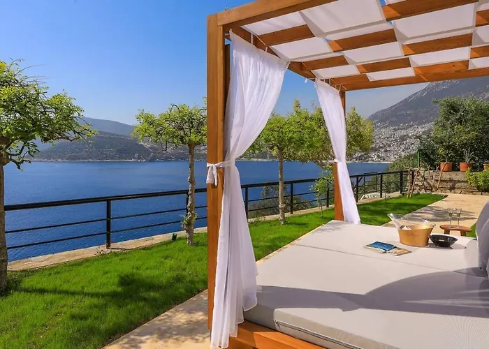 Luxury Seafront Within Walking Distance To The 别墅 卡尔坎