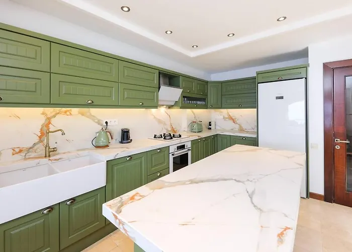 Luxury Seafront Within Walking Distance To The 卡尔坎