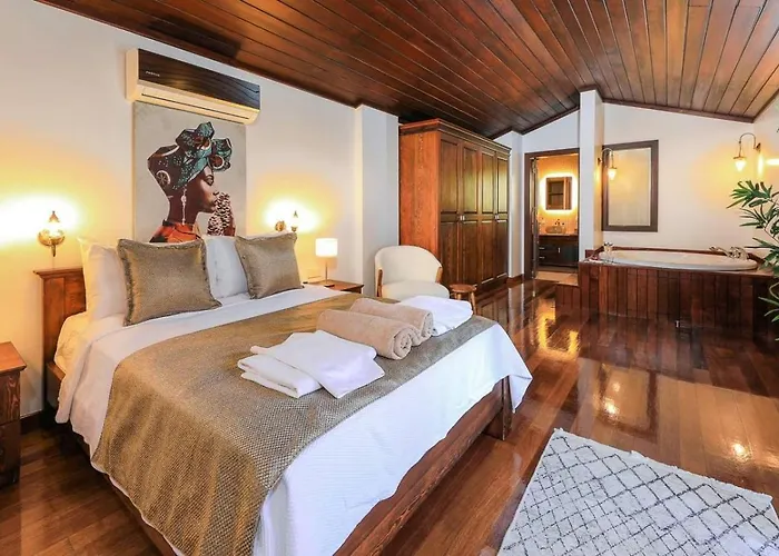 Luxury Seafront Within Walking Distance To The *