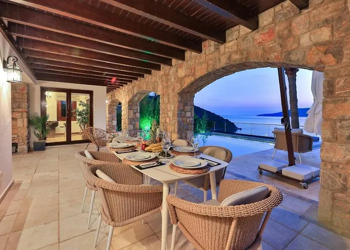 Luxury Seafront Within Walking Distance To The *