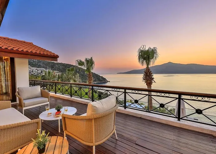 Luxury Seafront Within Walking Distance To The 卡尔坎