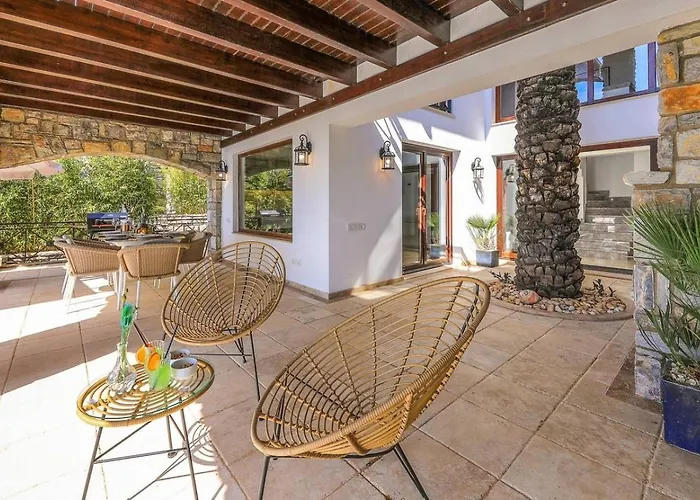 Luxury Seafront Within Walking Distance To The 别墅 *