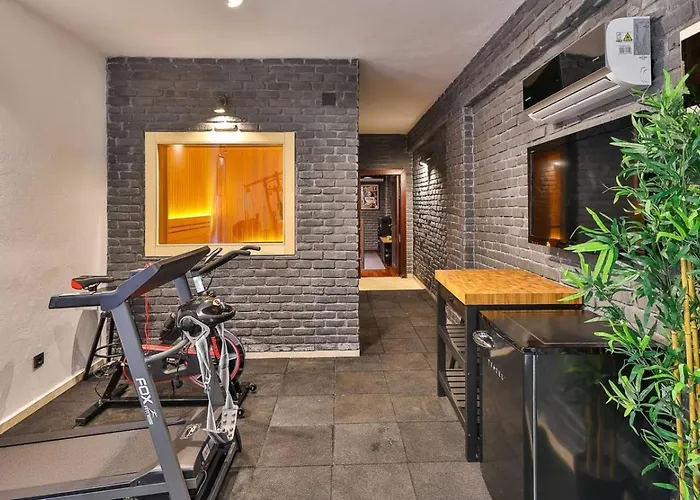 Luxury Seafront Within Walking Distance To The