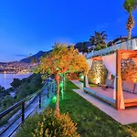 Luxury Seafront Within Walking Distance To The Villa