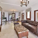 Luxury Seafront Within Walking Distance To The