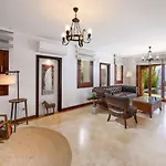 Villa Luxury Seafront Within Walking Distance To The *