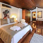 Luxury Seafront Within Walking Distance To The *