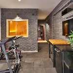 Luxury Seafront Within Walking Distance To The