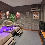 Luxury Seafront Within Walking Distance To The