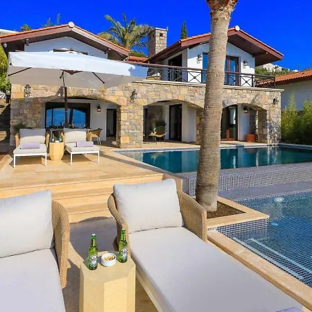 Luxury Seafront Within Walking Distance To The فيلة كالكان