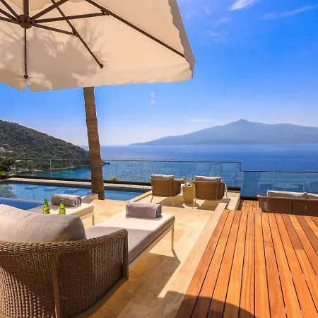 Luxury Seafront Within Walking Distance To The Villa *