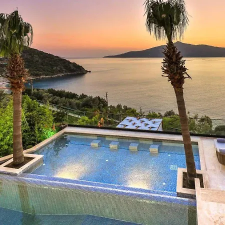 Luxury Seafront Within Walking Distance To The * كالكان