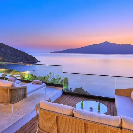 Luxury Seafront Within Walking Distance To The فيلة