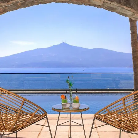 Luxury Seafront Within Walking Distance To The *