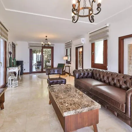 Luxury Seafront Within Walking Distance To The