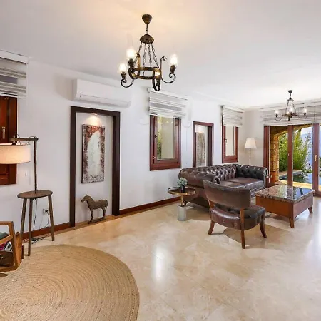 Vila Luxury Seafront Within Walking Distance To The *