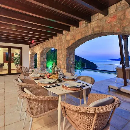 Luxury Seafront Within Walking Distance To The *