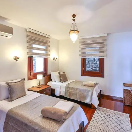 Villa Luxury Seafront Within Walking Distance To The *