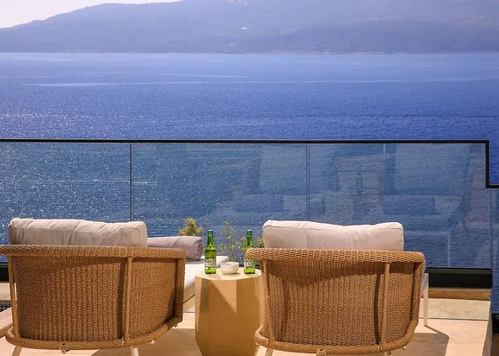 Luxury Seafront Within Walking Distance To The Вилла