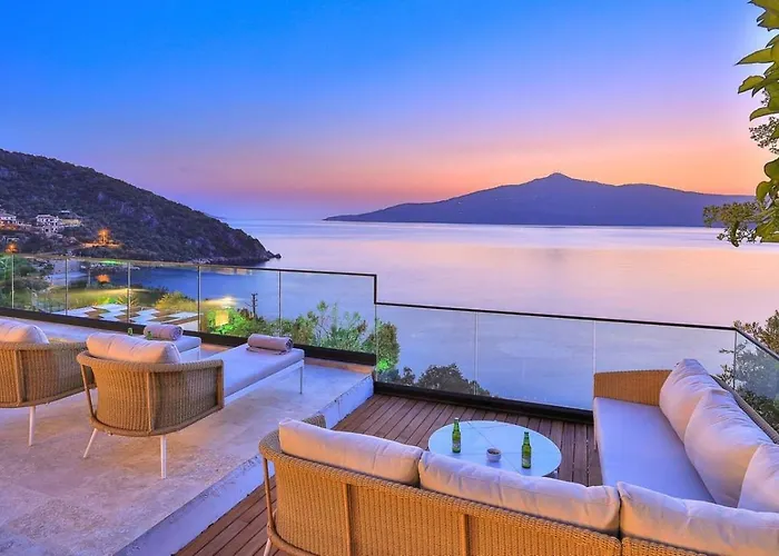 Luxury Seafront Within Walking Distance To The Вилла