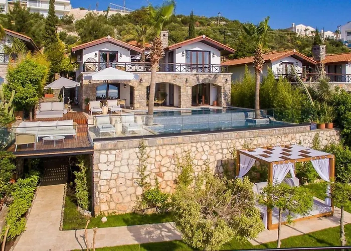 Luxury Seafront Within Walking Distance To The Вилла