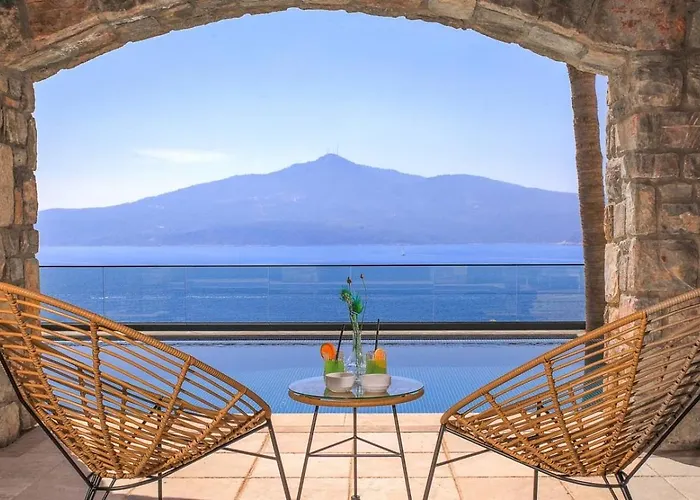 Luxury Seafront Within Walking Distance To The *