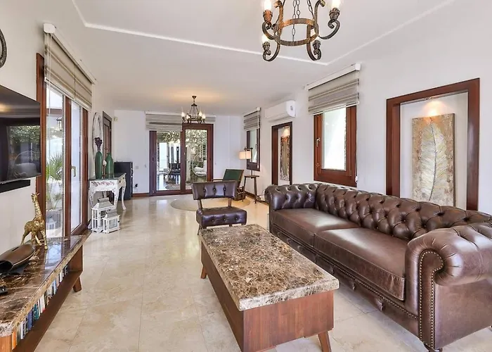 Luxury Seafront Within Walking Distance To The