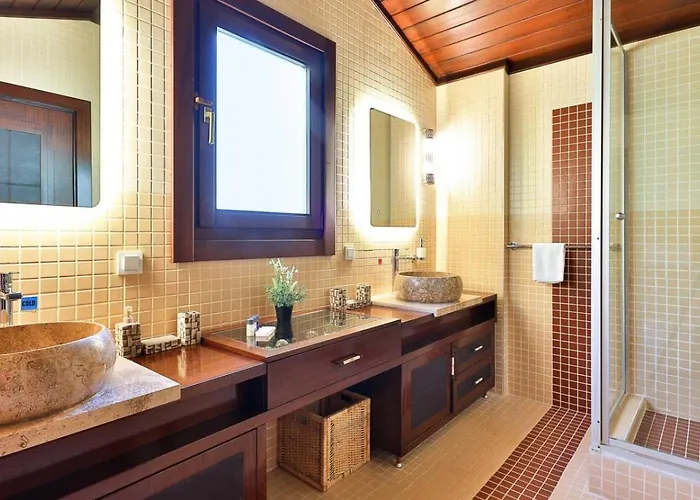 Luxury Seafront Within Walking Distance To The Вилла