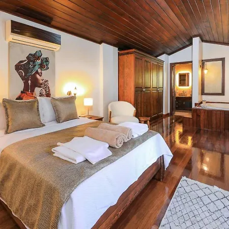 Luxury Seafront Within Walking Distance To The *